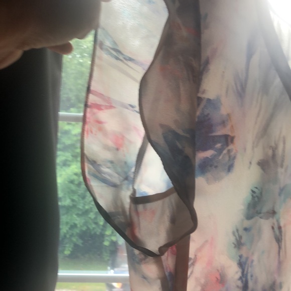 Women’s Lg Cleo blouse. Flattering Vibrant Pattern - Picture 3 of 5